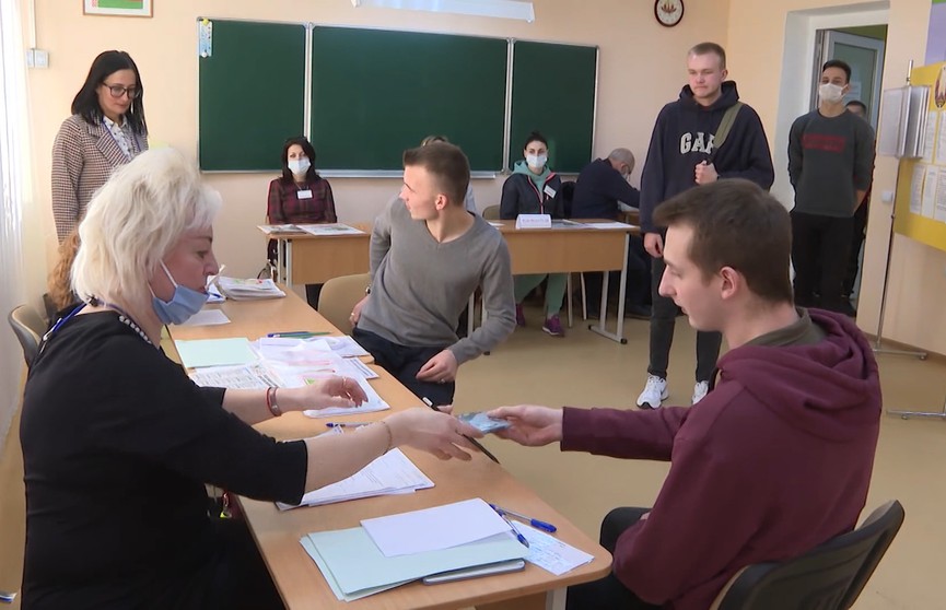 Второй день досрочного голосования на конституционном референдуме. Как белорусы выполняют свой гражданский долг?
