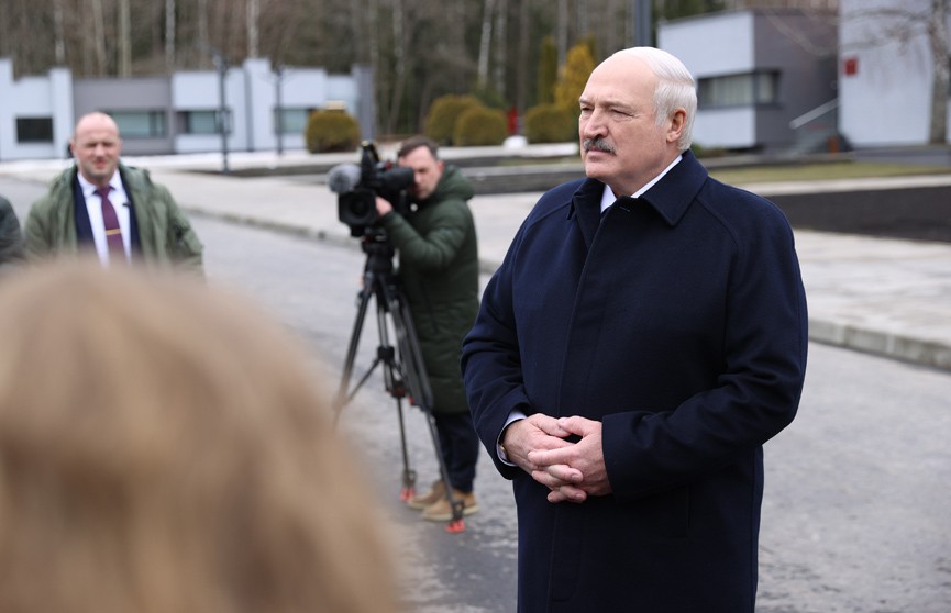Лукашенко в «Хатыни» ответил на вопросы журналистов: Если голову будем в руках держать, будет все нормально