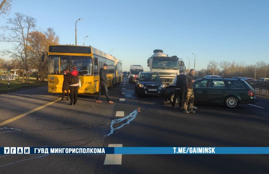 Авария с участием автобуса и трех машин произошла на МКАД: никто не пострадал