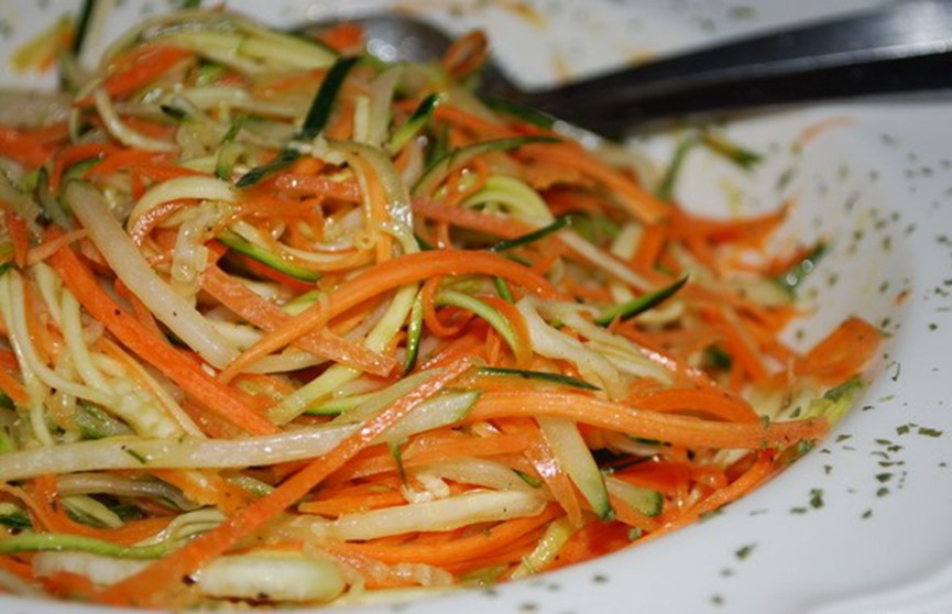 Более 500 посетителей известного ресторана фастфуда отравились салатом в США