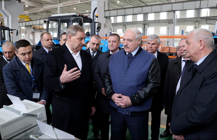 Александр Лукашенко посетил предприятие «Амкодор-КЭЗ» в Витебской области
