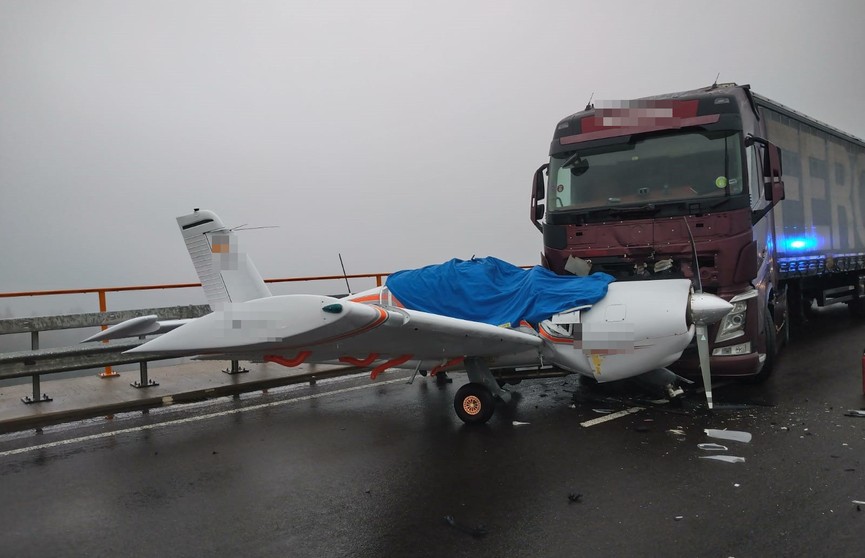 В Германии грузовик врезался в экстренно приземлившийся самолет