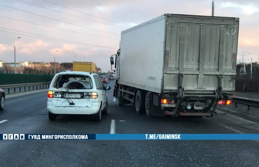 На МКАД водитель легковушки не уступил дорогу и столкнулся с грузовиком