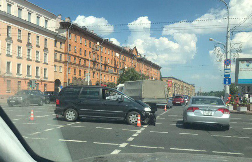 Пробка на проспекте Независимости: на перекрёстке проспекта и ул. Сурганова произошла авария