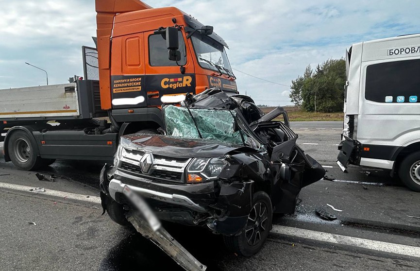 Под Пуховичами Renault зажало между МАЗом и маршруткой – водитель легковушки погиб