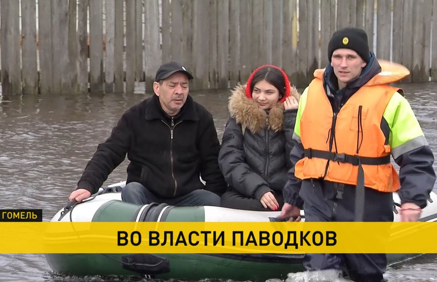 Большая вода. Уровень воды в реке Сож продолжает расти. Спасатели уговаривают местных жителей эвакуироваться