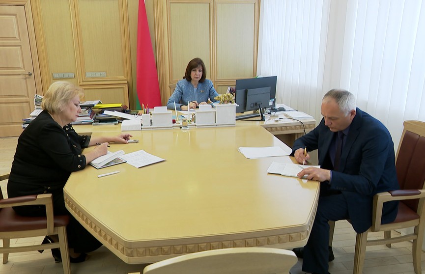 Кочанова провела прямую телефонную линию с белорусами, которые не попали на личный прием