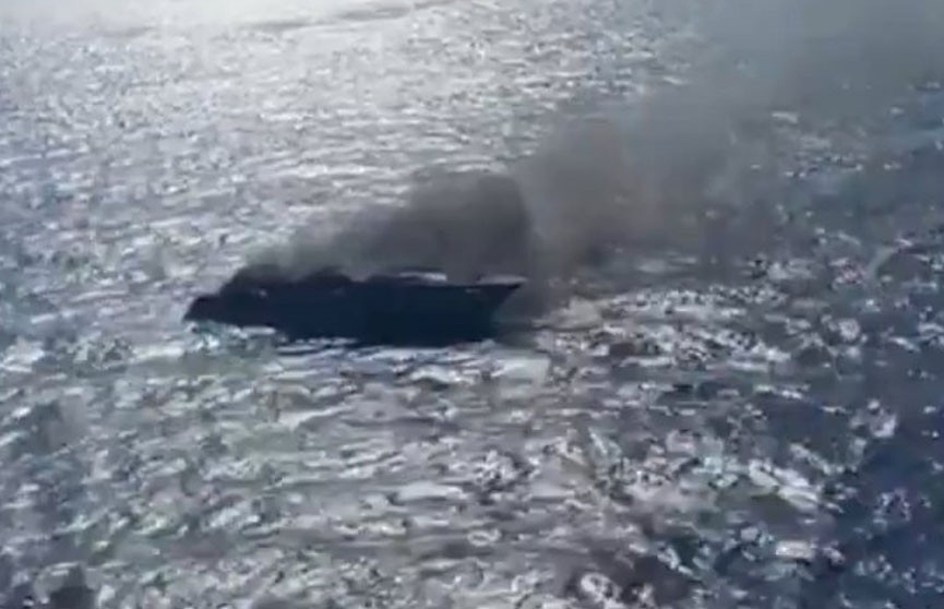 На видео попал момент спасения 17 человек с горящей яхты в Италии