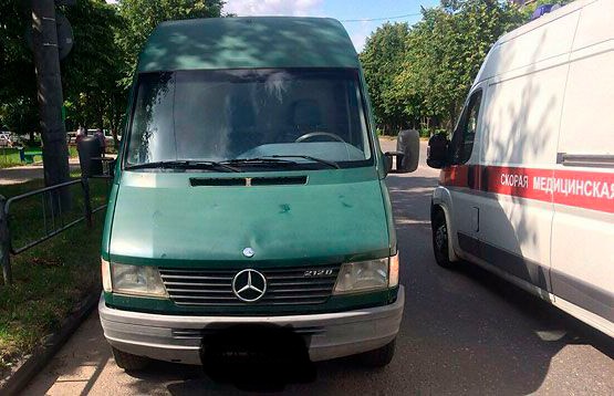 Микроавтобус сбил маму c дочкой на пешеходном переходе в Барановичах: девочка погибла, женщина не пострадала