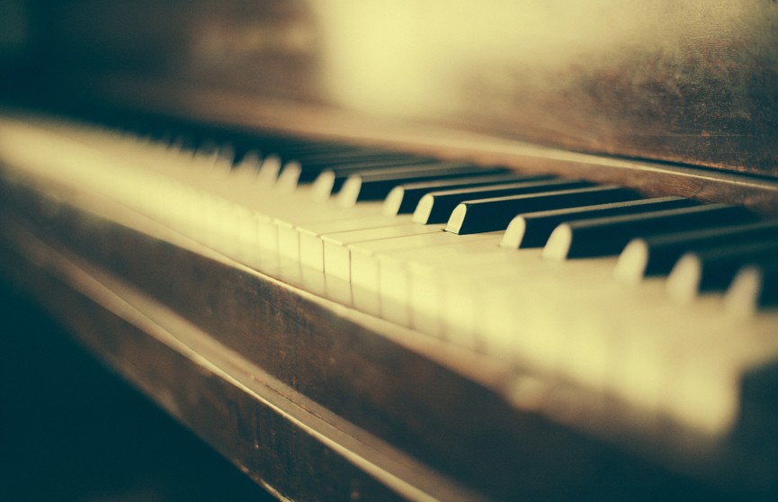 Мировой рекорд по длительности игры на фортепиано установил российский музыкант