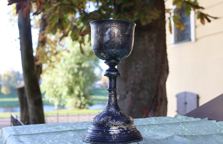 Спасатели МЧС нашли на дне Западной Двины серебряную чашу XIX века