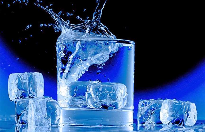 Эндокринолог рассказала, почему опасно пить холодную воду и горячий чай