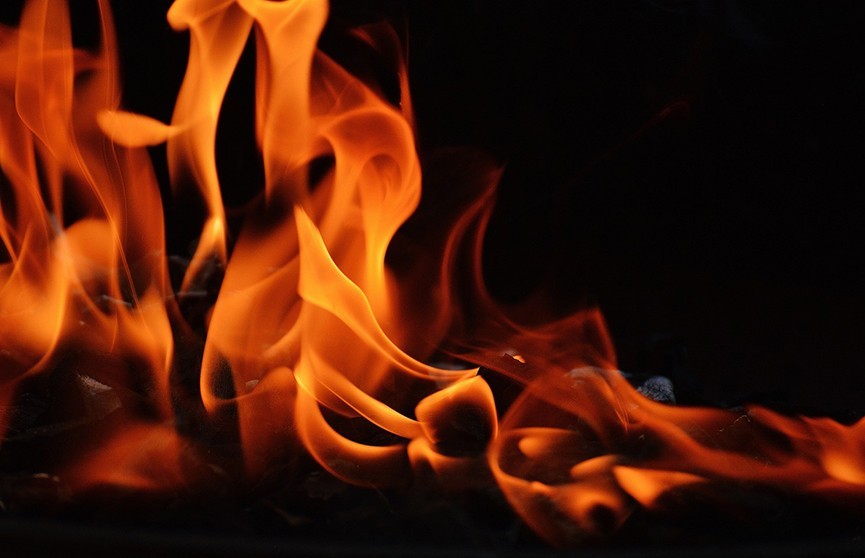 Пенсионер пытался потушить пожар в своем доме и получил сильные ожоги