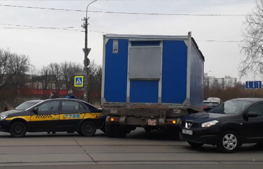 Такси и грузовик столкнулись на трамвайных путях в центре Минска