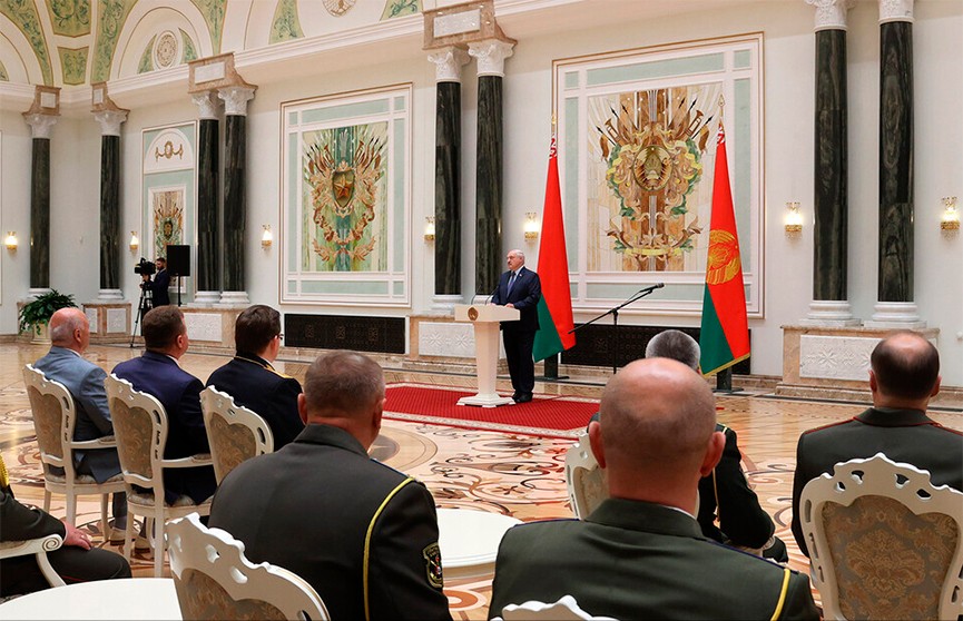 Лукашенко вручил госнаграды военным, медикам, артистам, аграриям и спортсменам