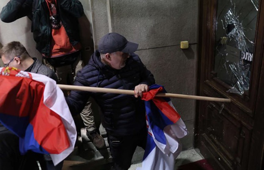 Во Франции обвинили Запад в организации нового Майдана в Сербии