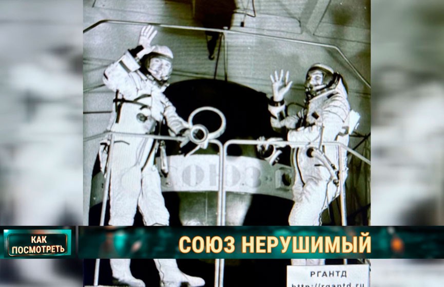 К 50-летию полета корабля «Союз-13» Петр Климук получил в подарок его штурвал