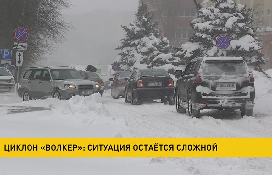 Метель и сильный ветер: Беларусь накрыл циклон «Волкер». Что происходит на дорогах?