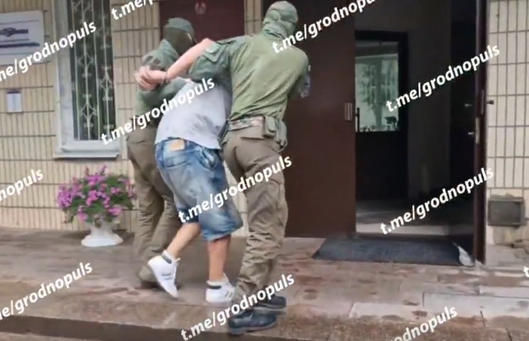 В Гродно задержали мужчину, который для искусственного нагнетания обстановки снял видео с очередью в ГАИ