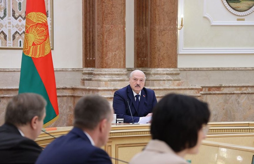 Лукашенко поручил устранить недостатки в подготовке врачей, а также создавать для специалистов сферы медицины нормальные условия на местах