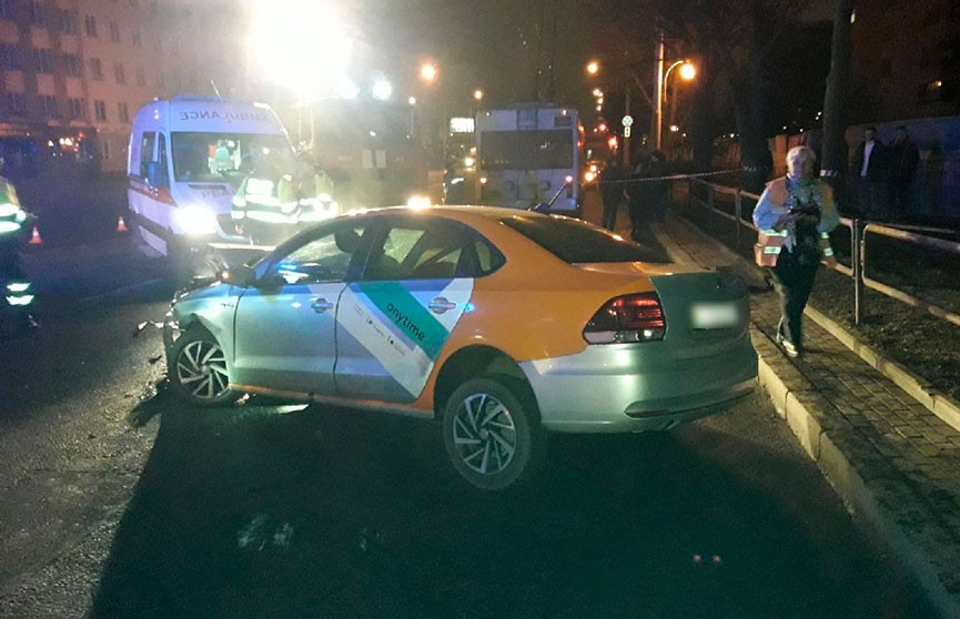 Каршеринговый автомобиль протаранил троллейбус в Минске
