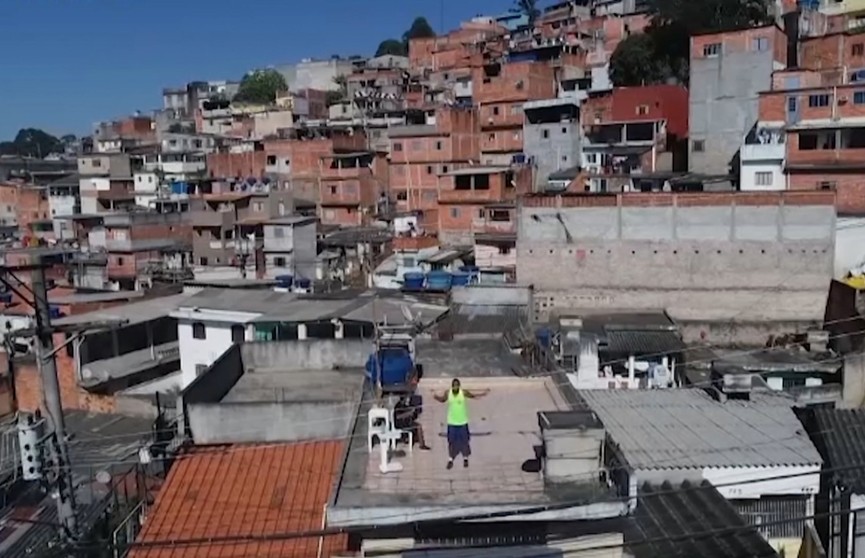 Инструктор в Бразилии ведет тренировки на крыше