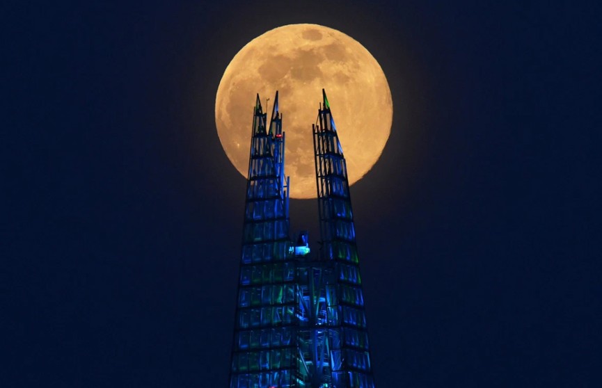 «Розовую луну» наблюдали жители Земли: завораживающие фото из разных уголков планеты