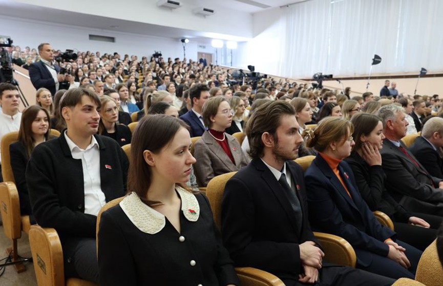 Президент дал совет студентам, какие навыки важно развивать у детей