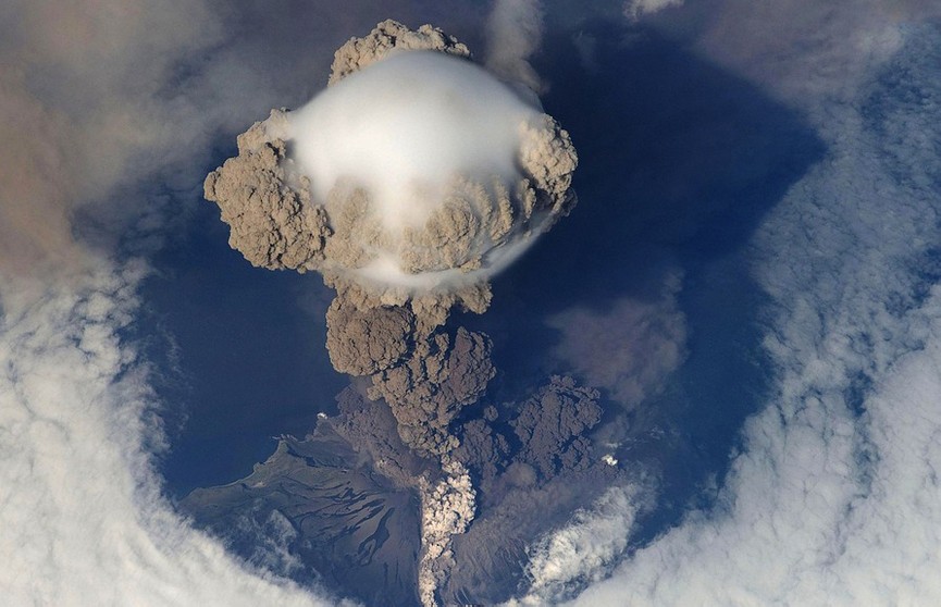 На полуострове Рейкьянес началось извержение вулкана