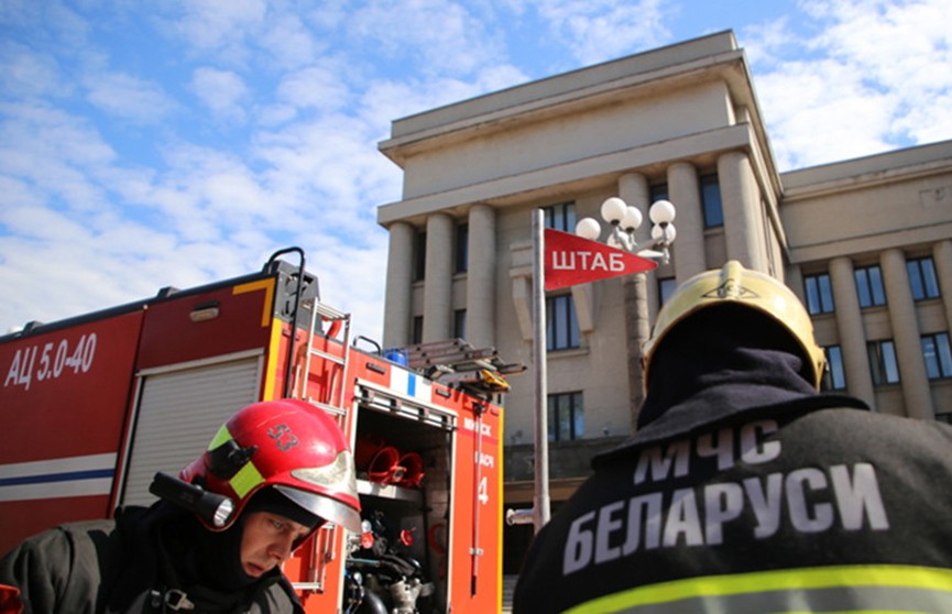 Спасатели МЧС провели учения по ликвидации пожара возле Дома офицеров в Минске