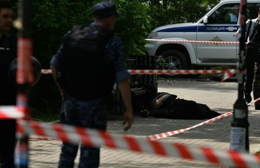 В Екатеринбурге мужчина с ножом напал на прохожих. Есть погибшие