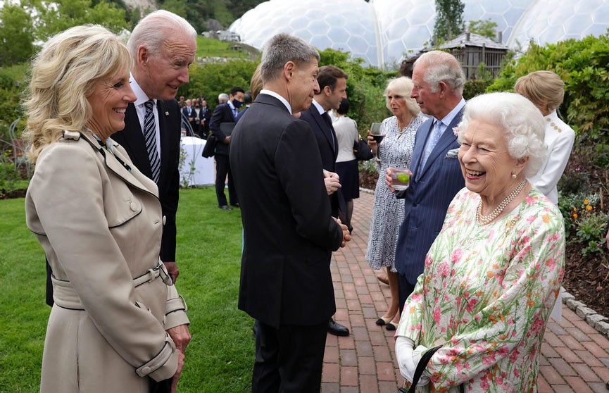 Британская королевская семья устроила прием для мировых лидеров и их жен