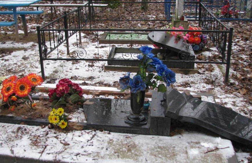 Вандал испортил более 20 надгробий на кладбище в Крупском районе