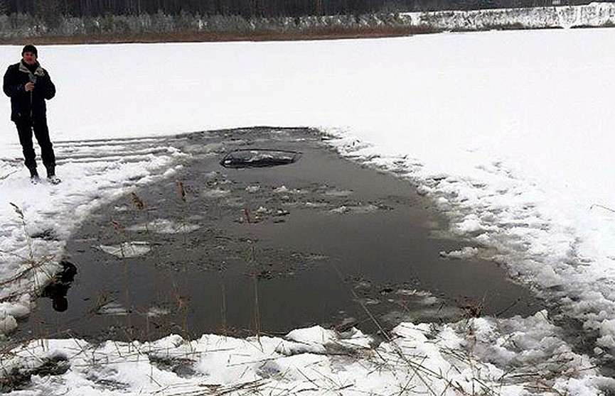 Очередной инцидент на льду: в Мозырьском районе автомобиль ушёл под воду