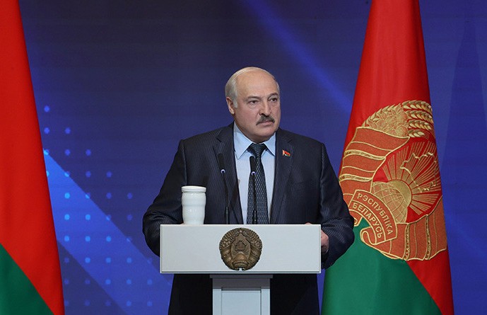 Лукашенко: запросы у белорусов растут, и власти надо соответствовать им