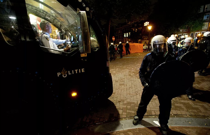 190 человек задержали после беспорядков в Амстердаме