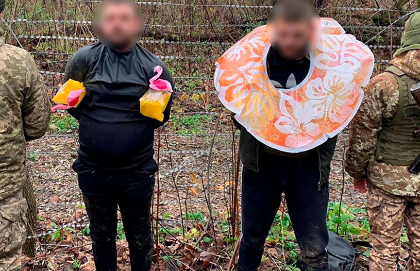 Двое украинцев пытались уплыть в Румынию на надувных фламинго