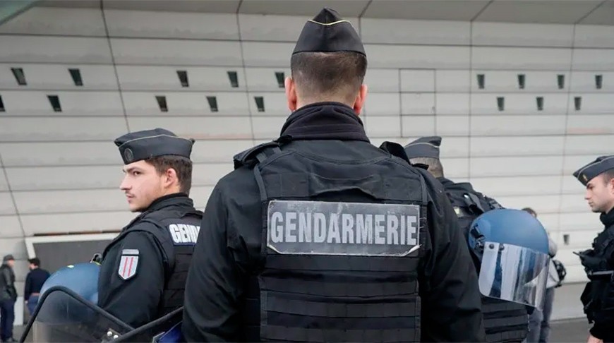Во Франции мужчина открыл стрельбу по жандармам. Трое погибли, один ранен