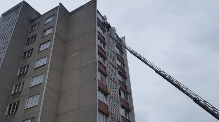 В Бресте мужчина по неизвестной причине с 5-го этажа вскарабкался по стене дома до 9-го