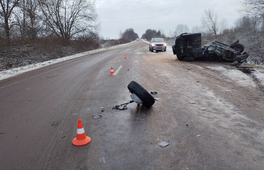 ВАЗ во время обгона врезался во встречную машину в Копыльском районе, погиб человек