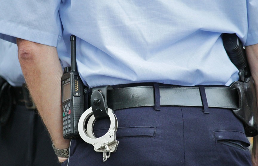 В Париже полицейский застрелил мужчину, напавшего на него с ножом