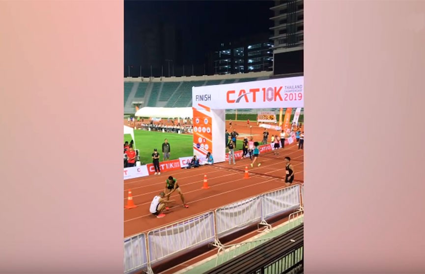 Видеофакт: таиландский легкоатлет довёл травмированного соперника до финиша и отдал победу