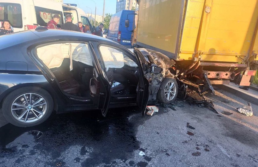 В Минске водитель легковушки потерял управление и врезался в грузовик