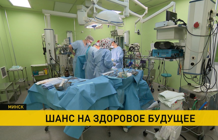 Белорусские медики первыми в СНГ провели сложнейшую имплантацию клапана легочной артерии, который сам раскрывается в организме. Репортаж ОНТ