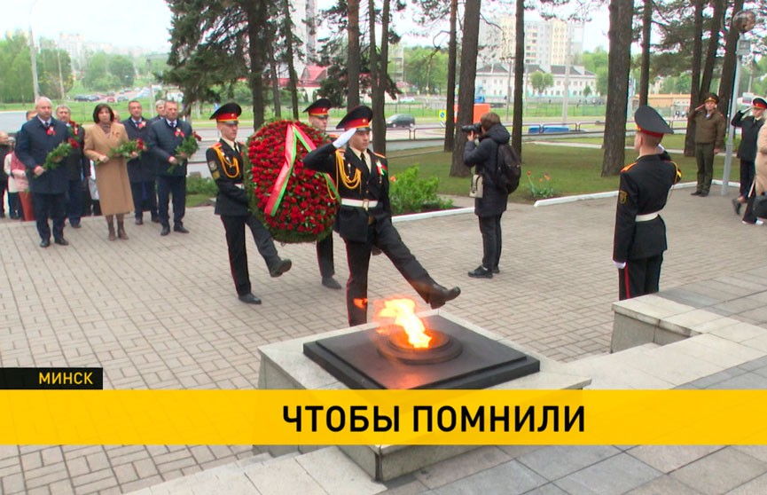 Сенаторы во главе с Натальей Кочановой возложили цветы к мемориалу «Масюковщина»