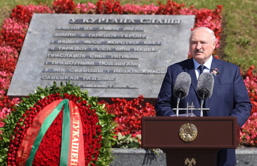 Президент принял участие в церемонии возложения венков и цветов в мемориальном комплексе «Курган Славы». Прямая трансляция