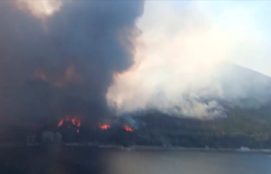 Спасатели Беларуси помогают ликвидировать пожары в Турции: два вертолета авиации МЧС в эпицентре