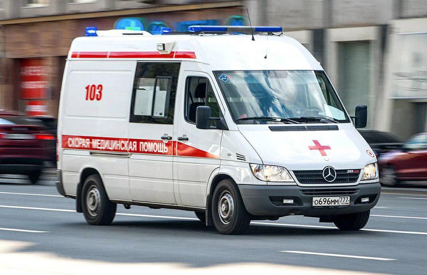 В Москве автобус с туристами из Китая врезался в столб: 15 человек пострадали