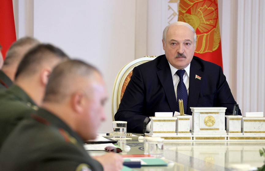 Лукашенко провел совещание с военными и силовиками. Главное