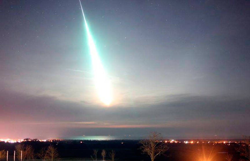 Голубой метеор в небе над Флоридой превратил ночь в день